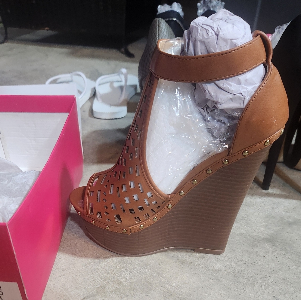 Beige platform peep toe 7.5